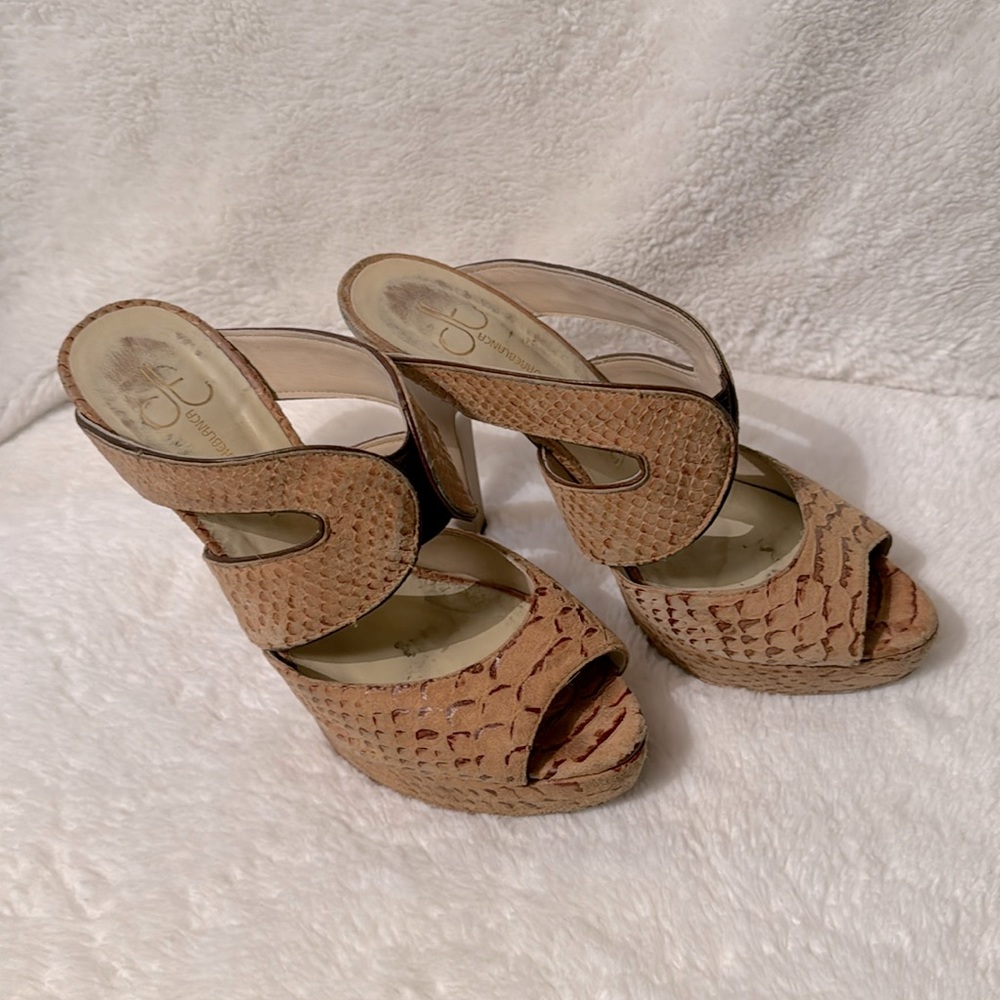 Color: light brown